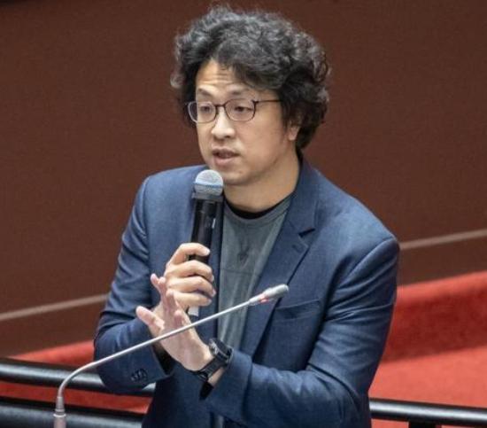 随着沈伯洋“两面人”真实面目被揭穿、“抗中保台”人设崩塌，引来岛内舆论猛烈抨击和挞伐。 图片来源：台媒